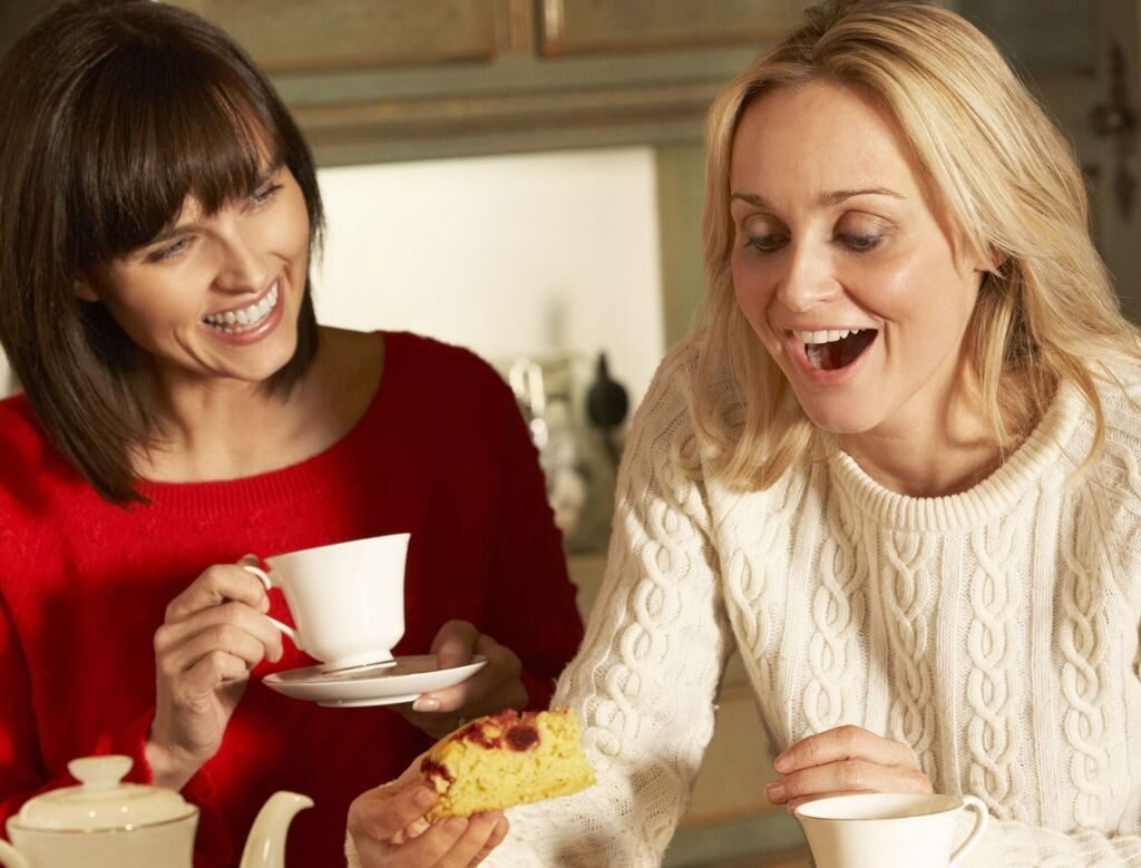 Первое свидание фото. Подруги обсуждают. Женатые подруги с мужьями. Подруга на свидании за соседним столом. Подругу гостях мой жене.