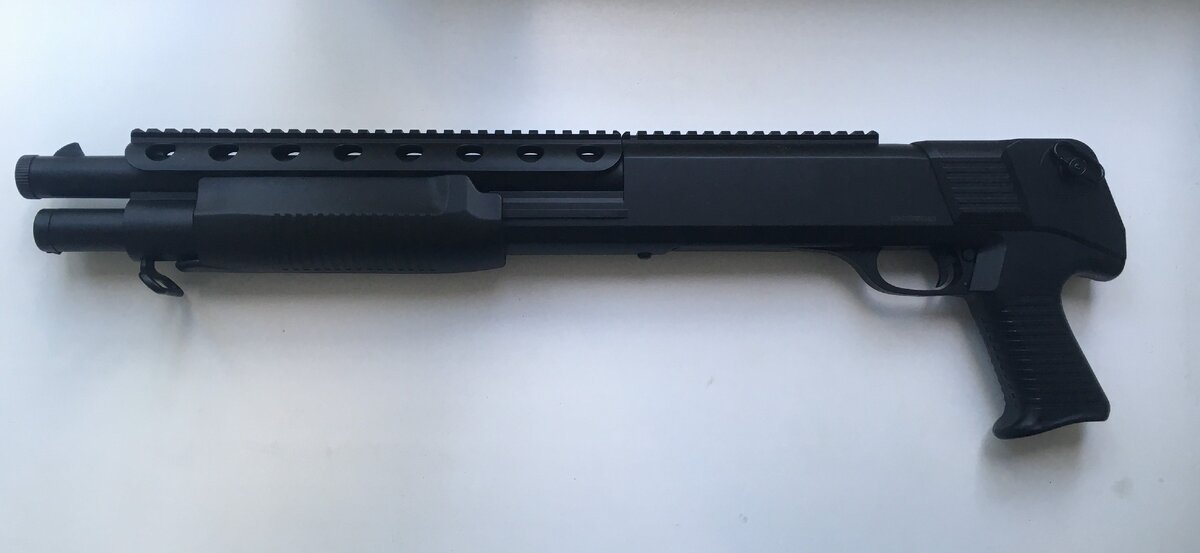 На третьем фото черная коробка вторая снизу - на полках магазина