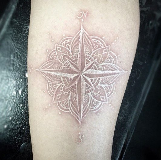 Тату : роза ветров , компас 
