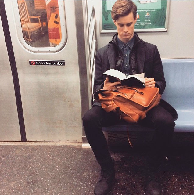 Что может быть загадочней чем человек, читающий книгу?