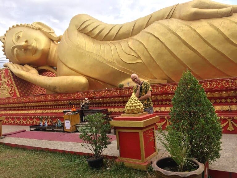 Этот огромный лежащий Будда даже не в Таиланде, а Лаосе, близ ее столицы г. Вьентьян