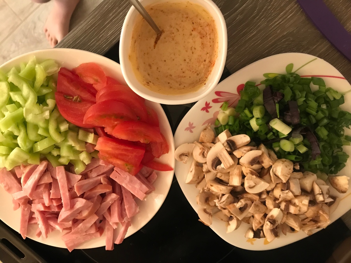 Для соуса смешать горчицу, майонез и кетчуп.