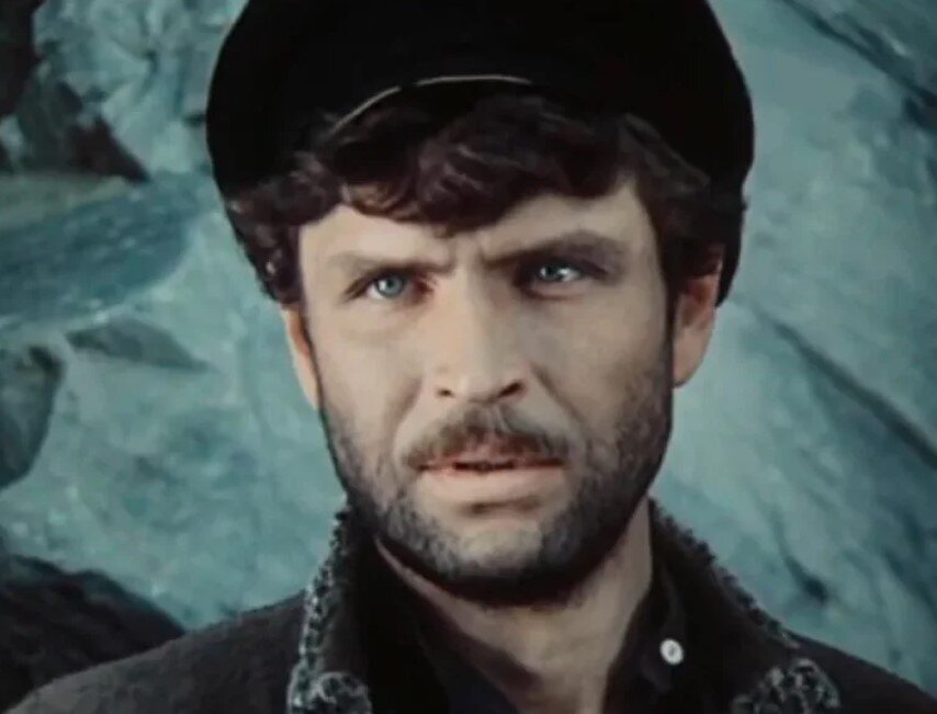 Кадр из фильма «Вечный зов». Вадим Спиридонов сыграл в картине предателя., перебежчика  и изменника Фёдора Савельева. Но не восхищаться Вадимом, воплотившем зло в самом отвратительном виде, невозможно. 