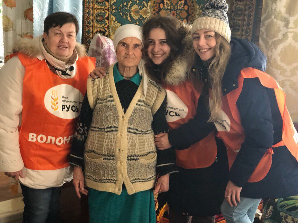 Макароны, мука, консервы, овощи, фрукты, чай и растительное масло - из набора, собранного на средства компании PepsiCo Foundation можно приготовить около 34 порций еды. Продуктовые корзины получат нуждающиеся из 17 регионов страны. Фонд продовольствия «Русь» получил пожертвование в 600 000 долларов на борьбу с последствиями коронавируса.