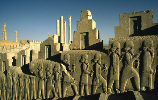 Изображение поднимающихся сановников  по северной лестнице Зала Советов в Персеполе. Они несут дань, характерную для своего региона и носят одежды, по которым определить их государство несложно и современным историкам