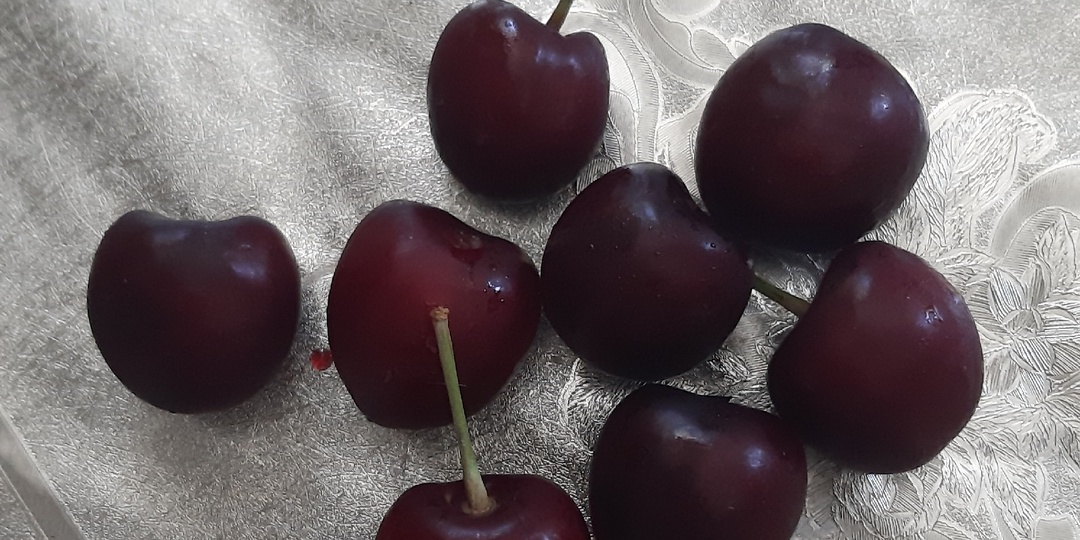 Первая черешня в этом году🤗😋