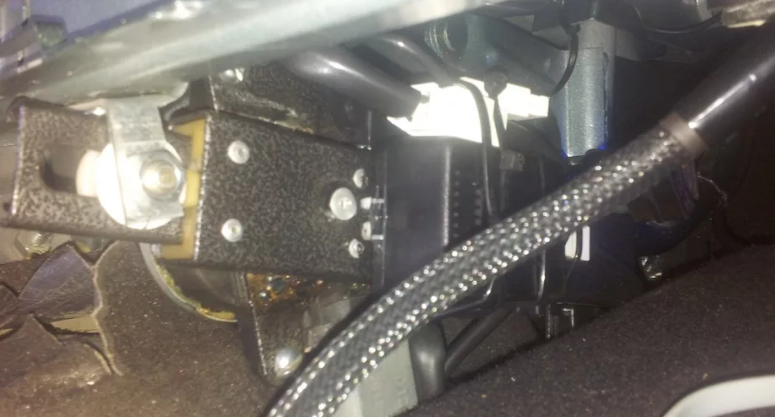 Механизм представляет собой дистанционный электропривод замка. 