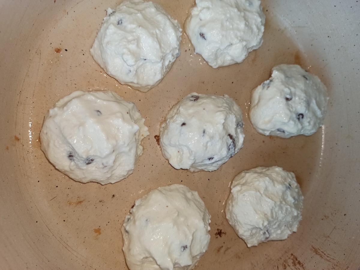 Формируем руками сырники и выкладываем на сковороду.