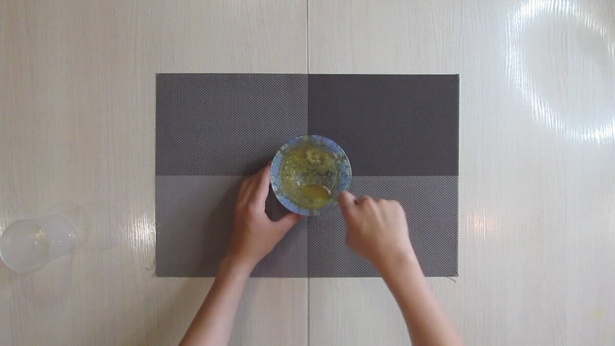 Смешать 10 гр. желатина и 50 мл. воды. Размешать, дать настояться 5-10 минут.