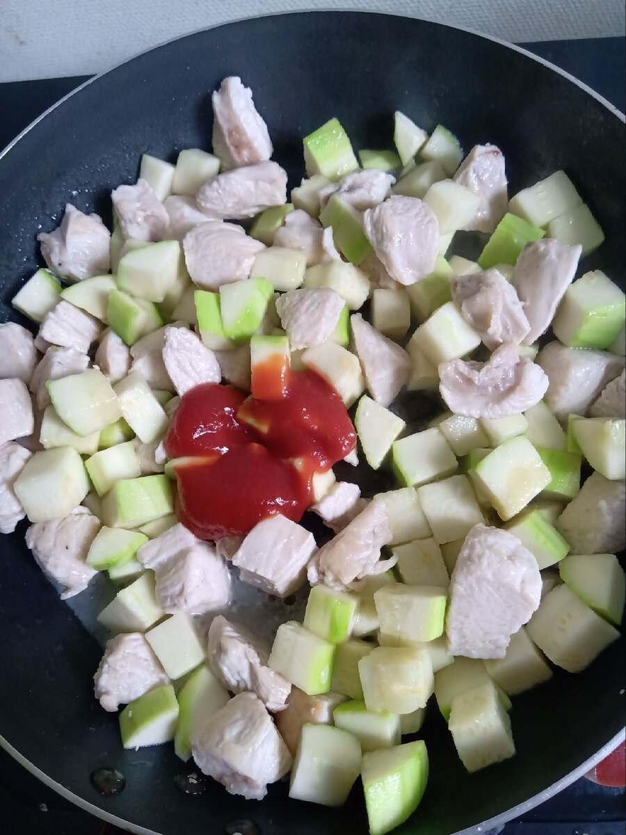 Кабачок с курицей в хцудовке. Курица с цукини на сковороде. Курица с кабачком диетическая. Курица с кабачком диетическая. Курица с кабачком диетическая.