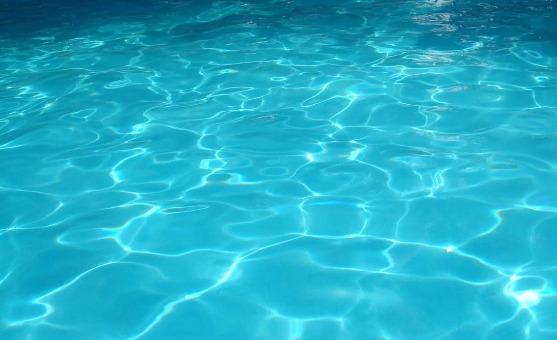 в прозрачной воде приятно купаться