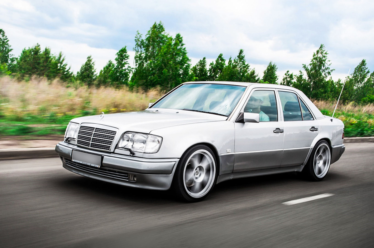      Вот автомобиль, который первым примерил на себя (точнее, в себя) CAN-шину - Mercedes E500 в кузове W124. Автор фото Денис Шумин.