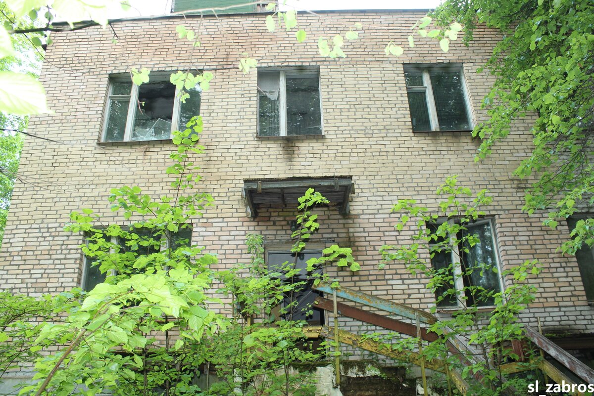 От забора остались только ворота, попасть на территорию не проблема...