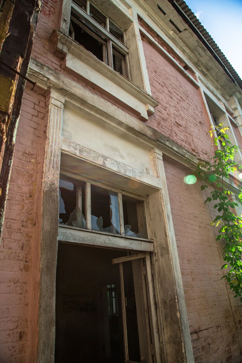 Кирпичное здание - главный корпус