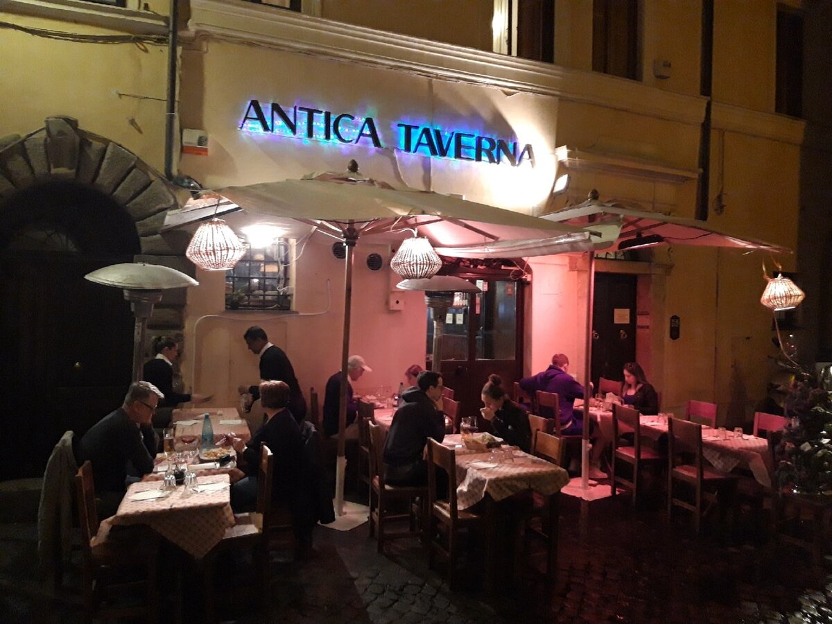 "Antica taverna" - место около площади Навона, где можно вкусно и недорого поесть.