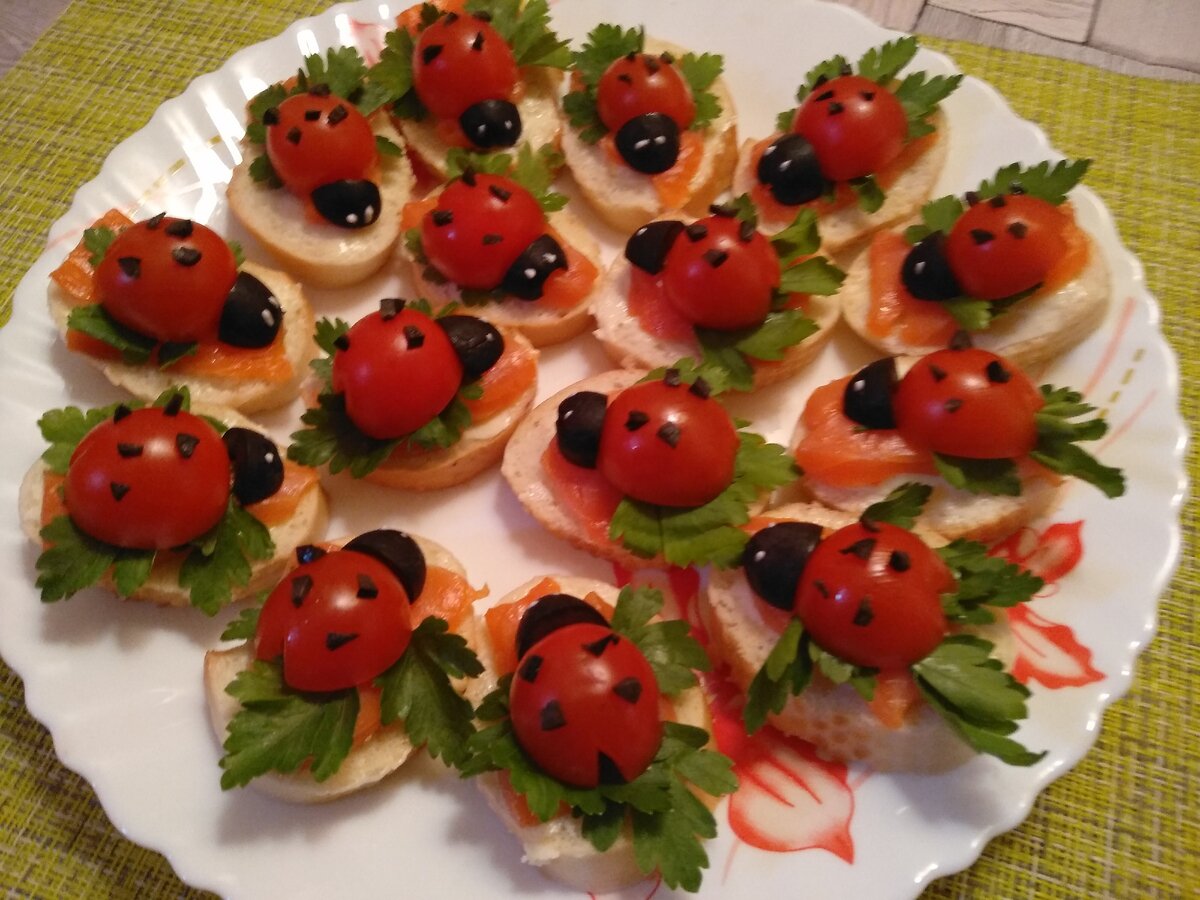 Мини-пицца с оливками и томатами
