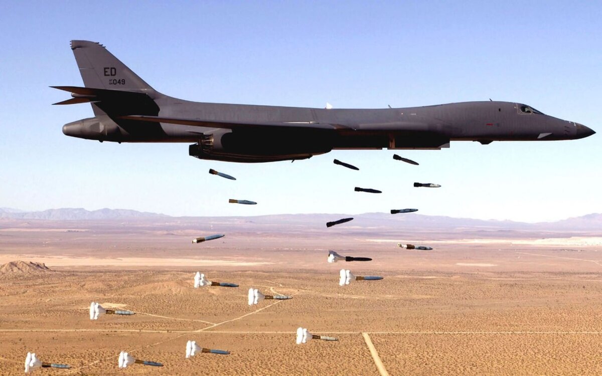 Бомбардировщик B-1B сбрасывает неуправляемые авиабомбы c надувной тормозной системой
Источник фото: pinterest.com