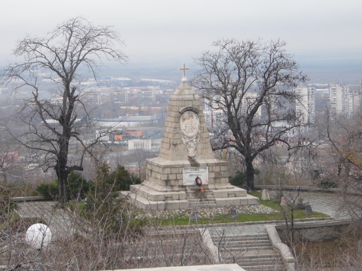 Памятник Александру второму.