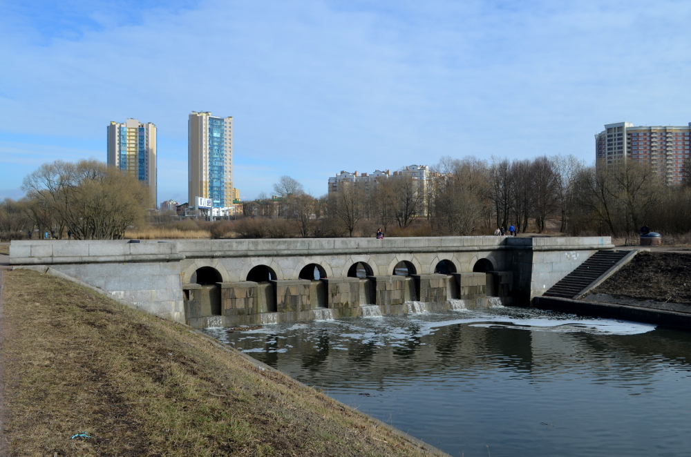 Мост через плотину. Мост плотина Болхов. Дудергофский канал Санкт-Петербург. Мост плотина на р. Нугрь.