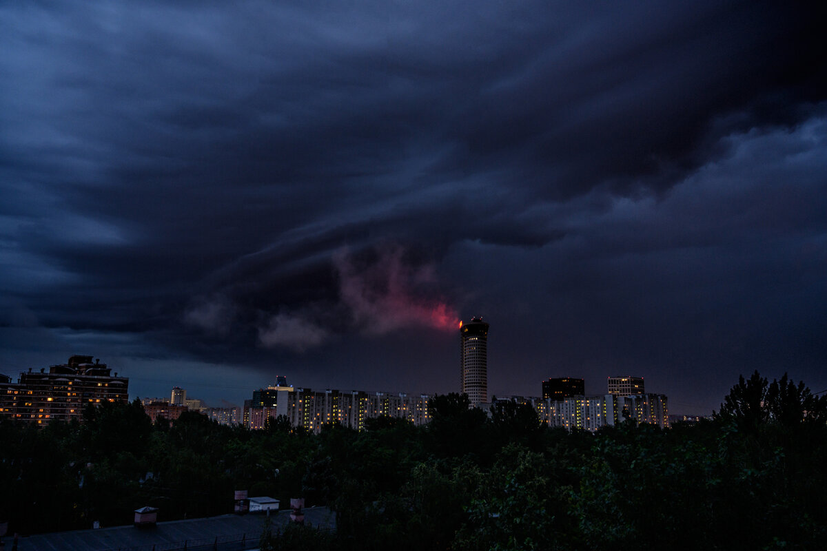 Снять красивый и необычный сюжет можно и в Москве. Вопрос везения! А фотограф должен быть к этому готов.