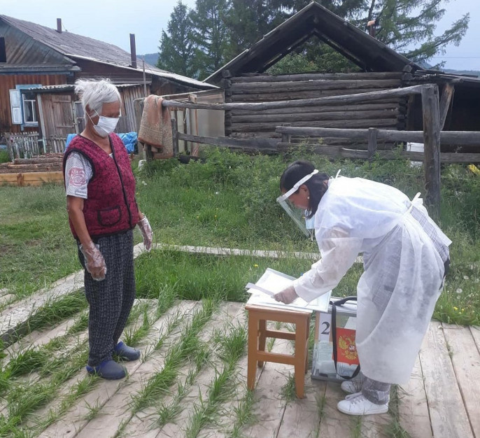 На фото: Встреча народа с демократией. Историческое голосование за обновлённую Конституцию