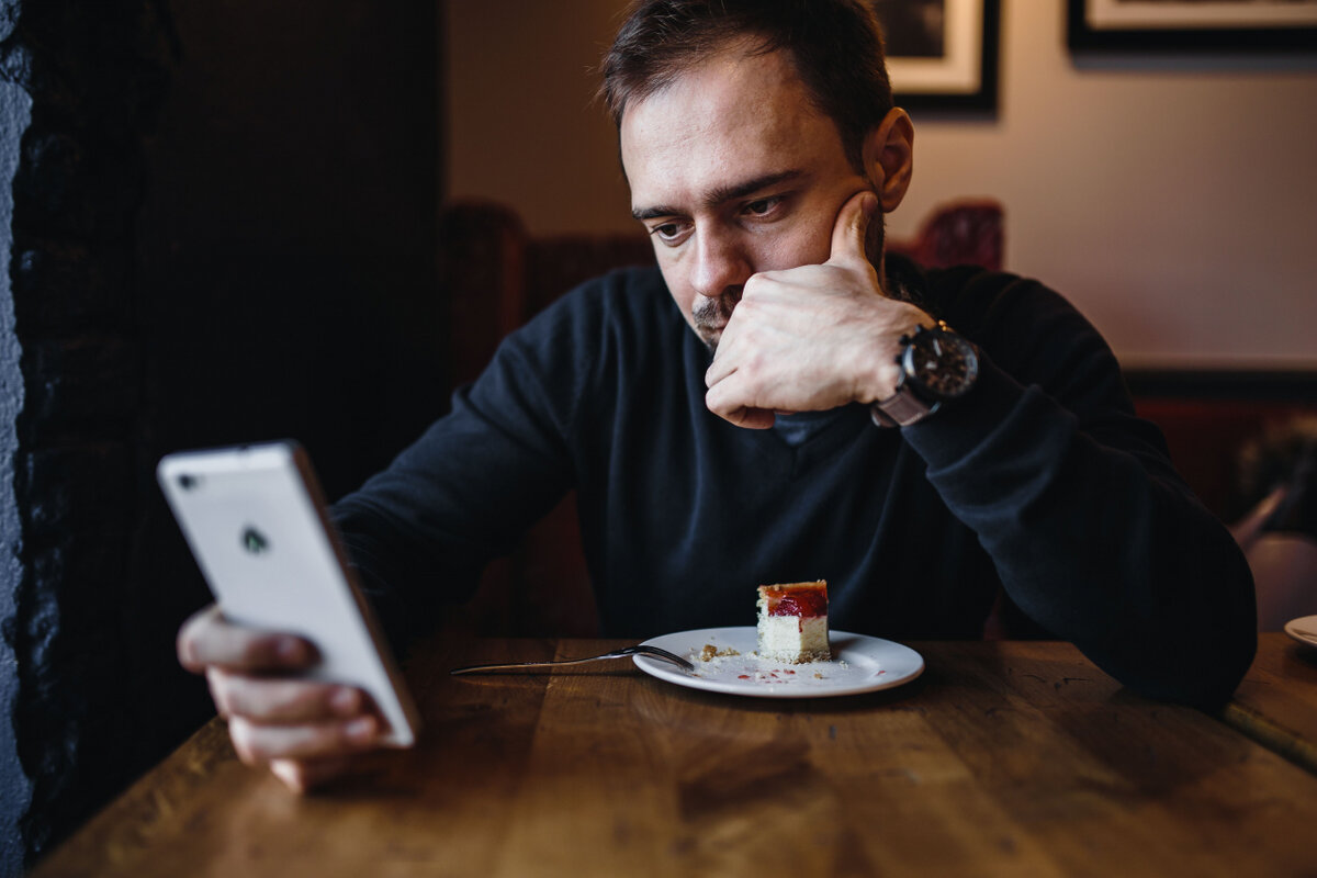 https://kaboompics.com/photo/5113/young-man-using-his-smartphone photostok