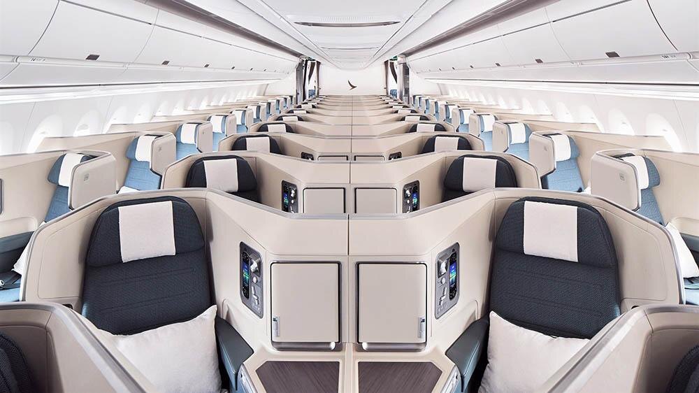 Салон Cathay Pacific с креслами, размещёнными «ёлочкой»