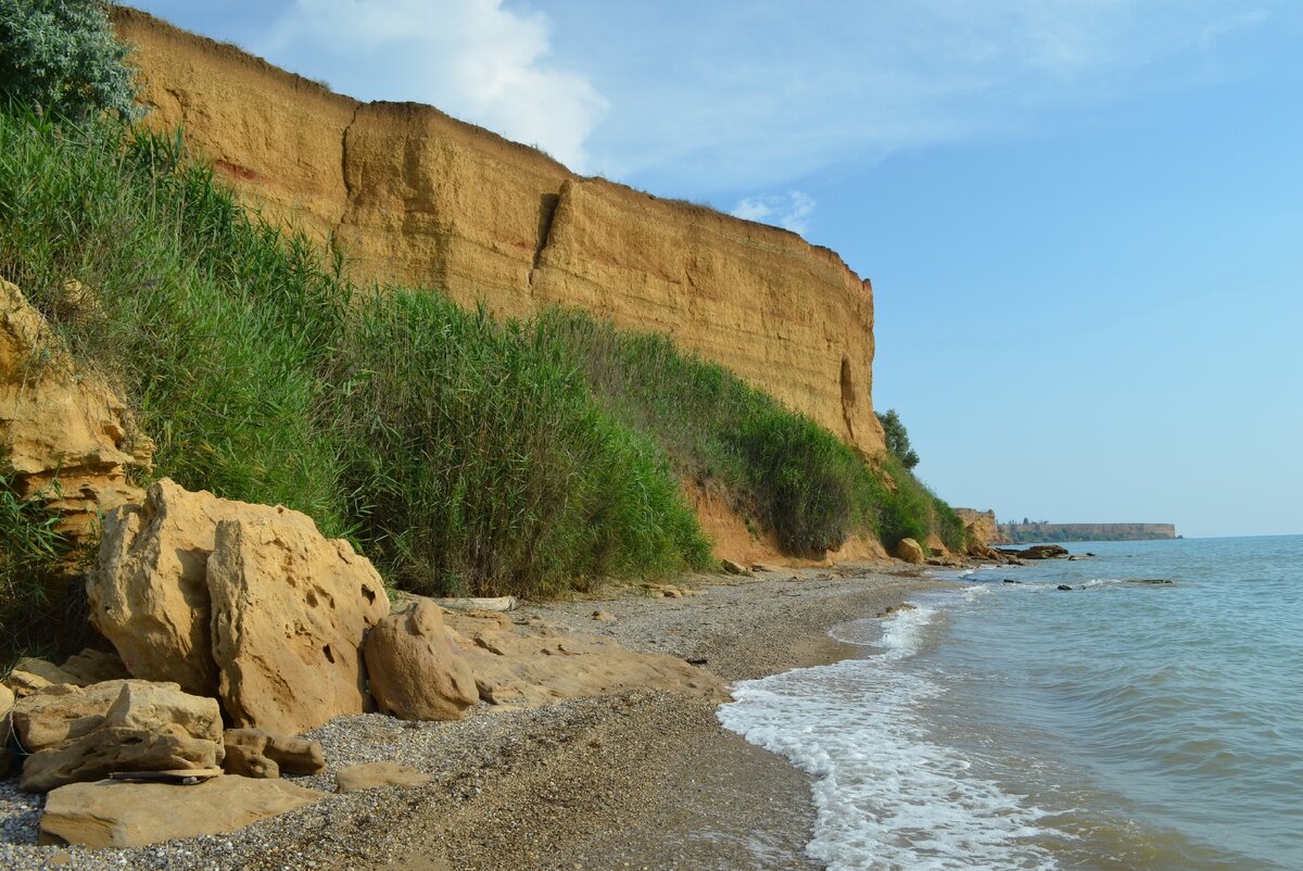 В Крыму можно найти пляжи практически без людей. Фото автора