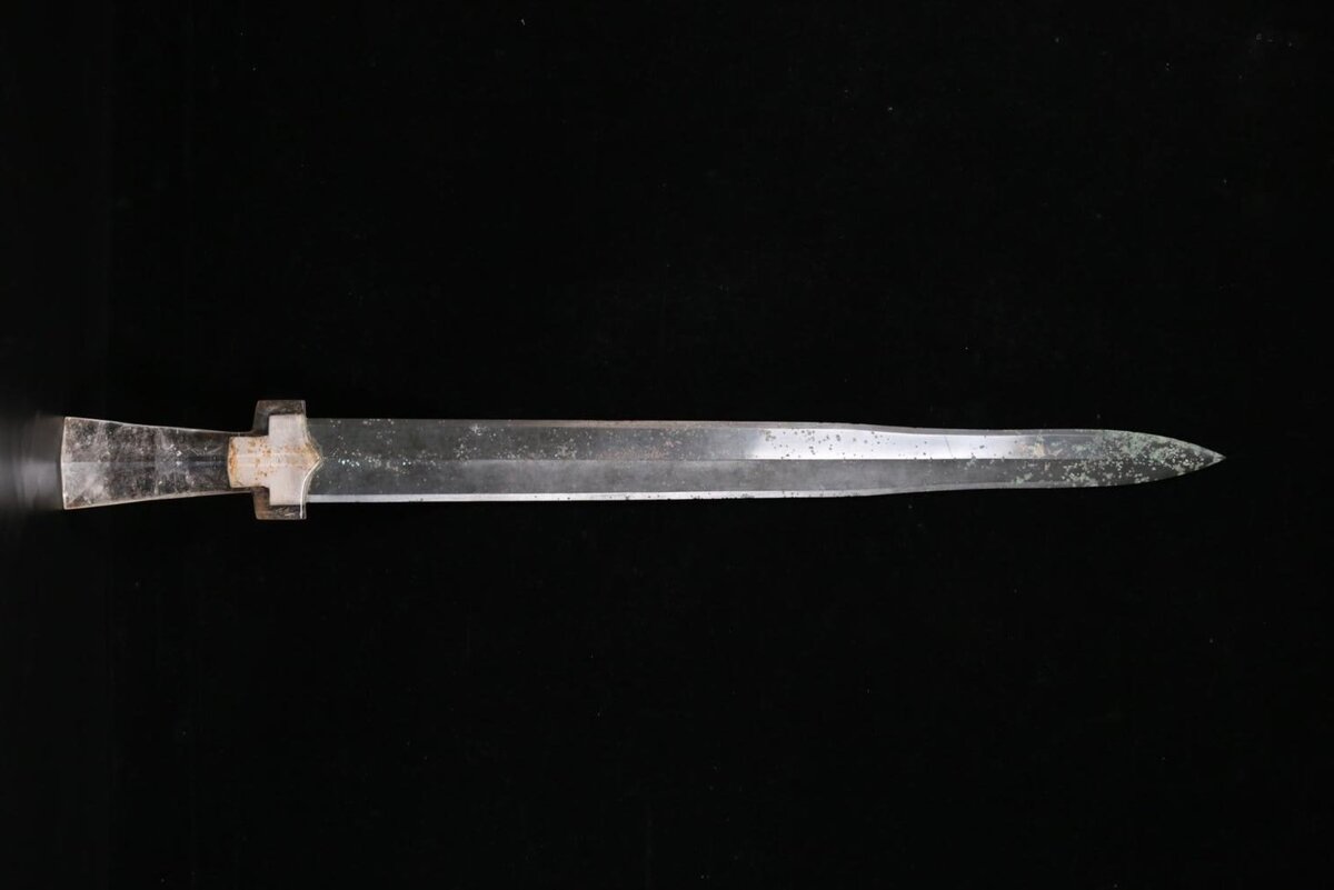 Бронзовый цзянь периода Сражающихся Царств (самое позднее - III век до н.э.). Интересное оружие. Также обратите внимание на резкое сужение клинка в последней трети меча: это типично для бронзовых цзяней. 