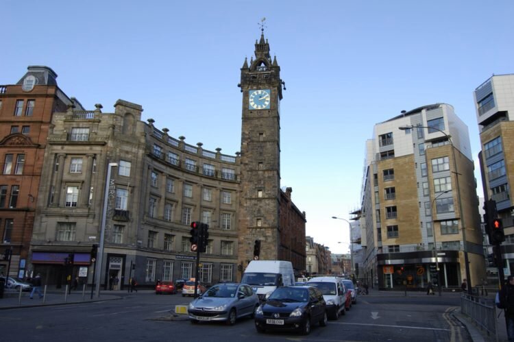 Часовая башня Толбут на площади в районе Мерчант-сити