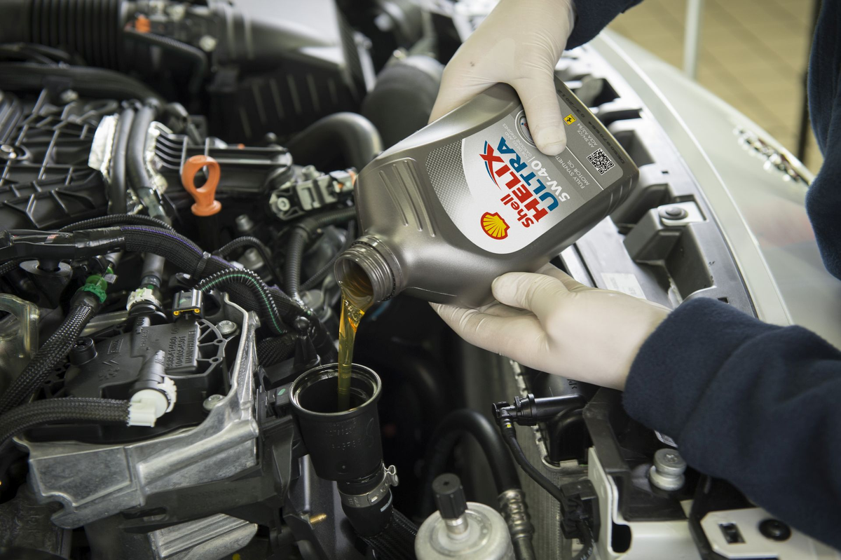 Меняем масло в двигателе правильно. Источник: Яндекс Картинки