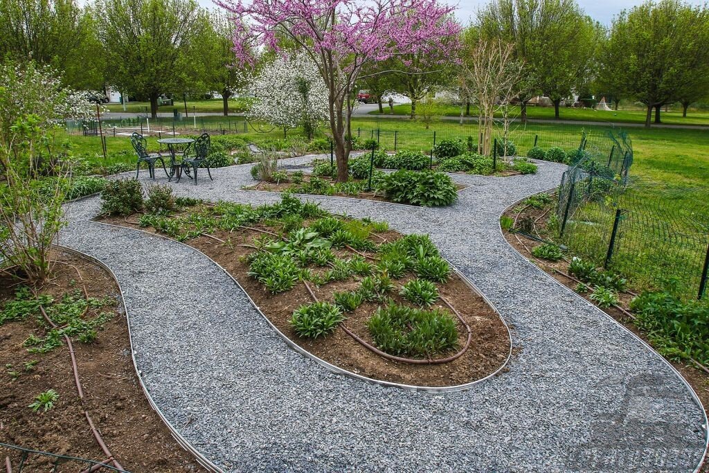 Для посыпки дорожек можно использовать щебень