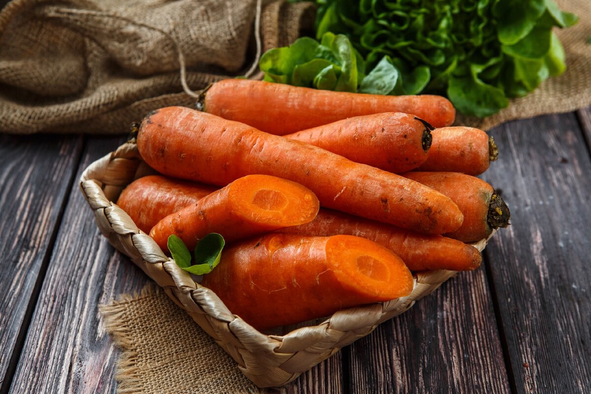 Можно есть морковь на ночь. Морковные сочетается овощами какими. Как правильно есть морковь. Овощи сочетается с клубникой. Рыба ЮУГУ ест морковь.