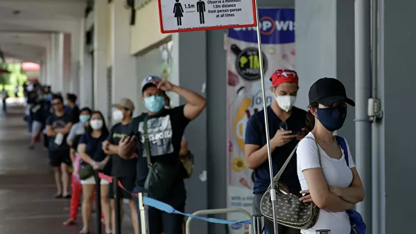 Местные жители в защитных масках на улице Манилы, Филиппины. Архивное фото