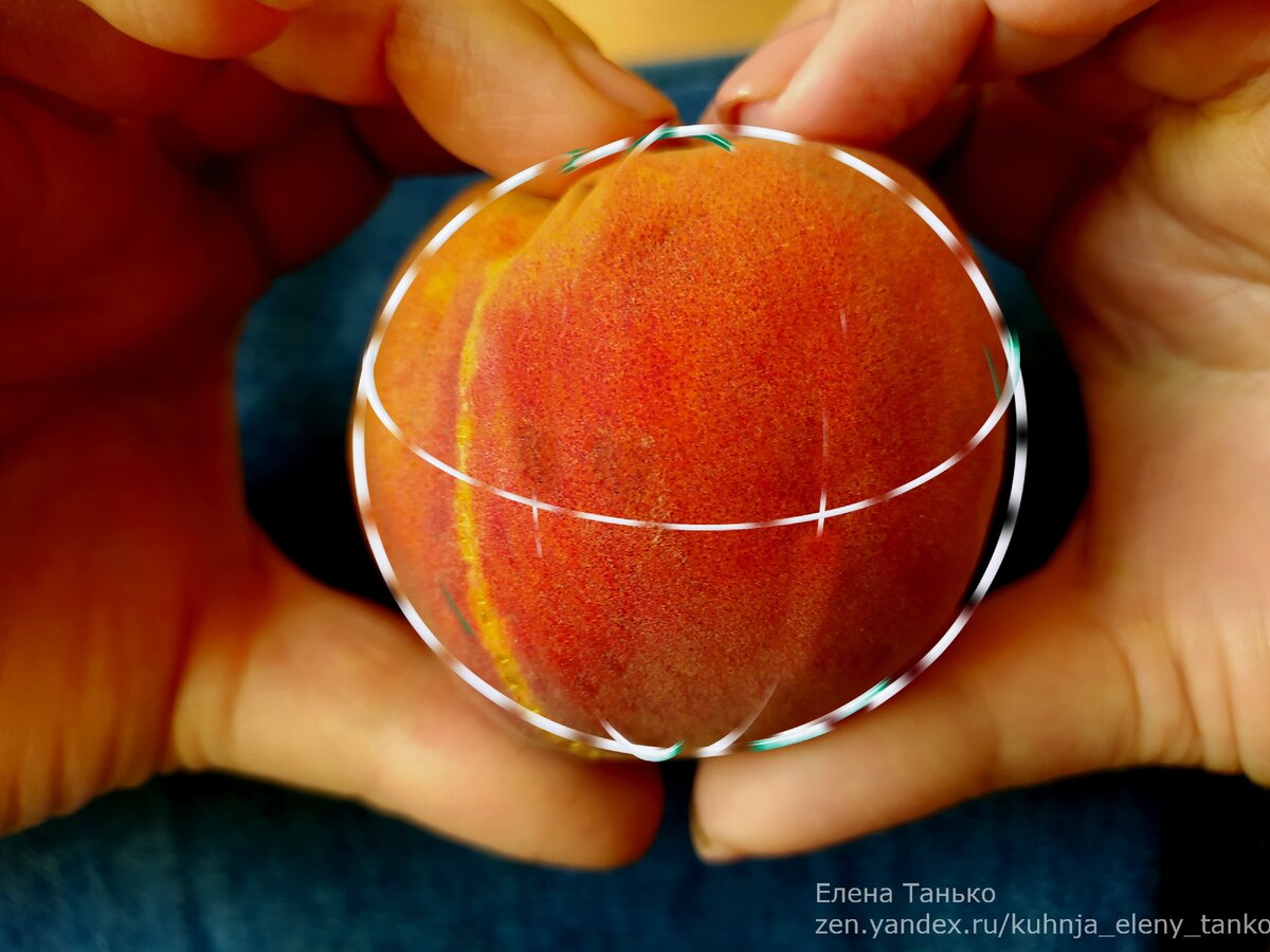 мякоть персика. разделенный персик. разделенный персик. как отделить персик от косточки. разделенный персик.