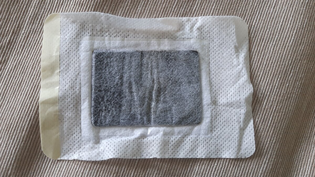 так выглядит пластырь после снятия защиты, держится на теле крепко, но немного растекается