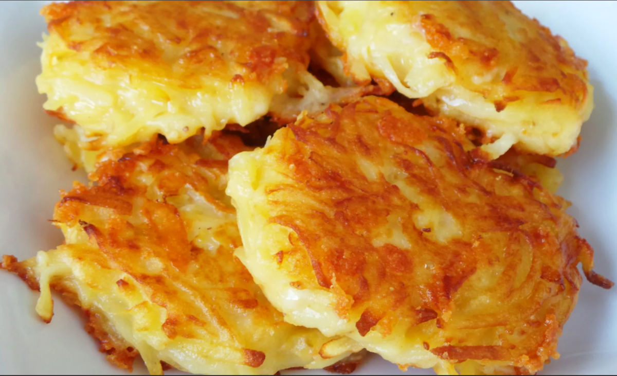 Кухня наизнанку драники. Картофельный хашбраун. Картофельные оладьи хашбраун. Хашбраун из батата. Картофельный хашбраун KFC