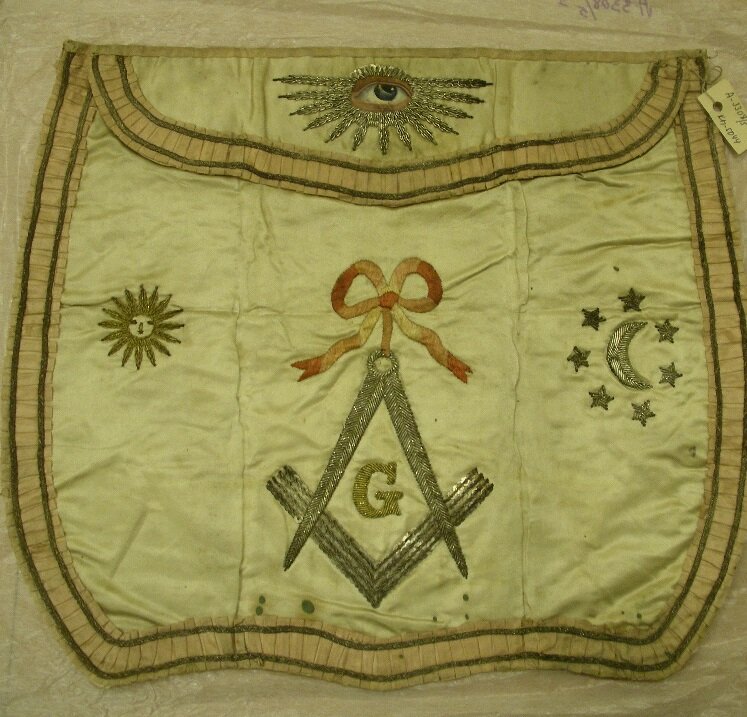 Запон Мастера. Западная Европа. Начало XIX в. Шелк, блестки, золотная нить, шитье, вышивка 