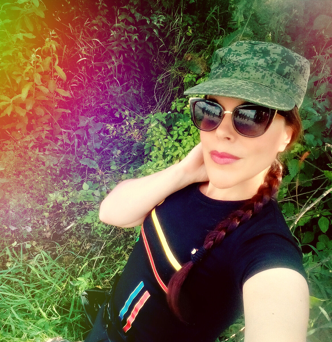 Ты сегодня явно не в себе.                                                                                                                             Бездорожье отменило встречу.                                                                                                                               Радуга играет под дождём
Но унынье обещает вечер.
Постарайся долго не грустить.
Мир такой, какие твои мысли.
Потому нет смысла плакать, киснуть
И в сомненьях время проводить (c) Ира Alex