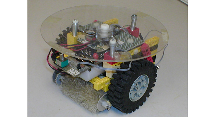 Один из первых прототипов робота-уборщика. Фото: Joe Jones.