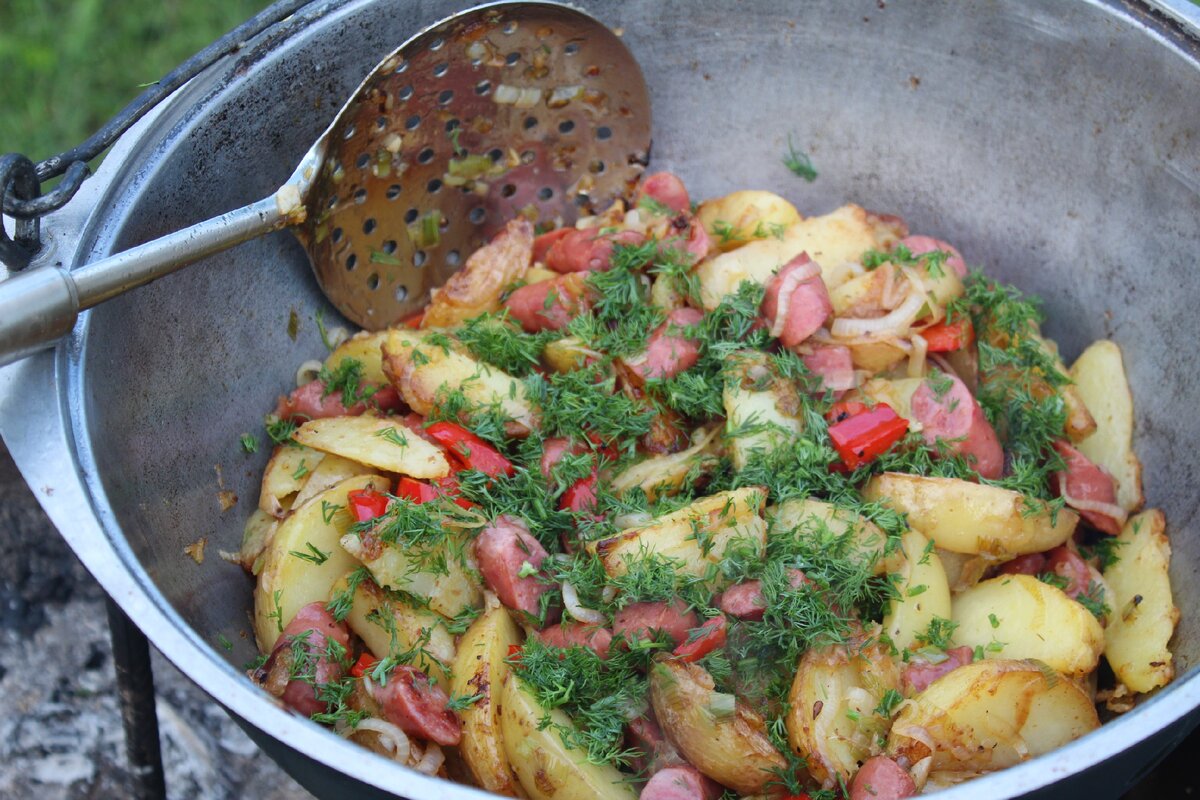 Картошка по охотничьи в казане. Картошка жареная с галушками. Жареная картошка в казане. Картофель по охотничьи.