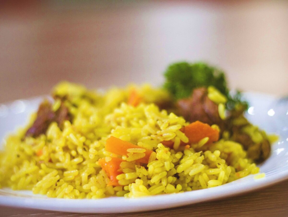 Uzbek plov. Вкусные пловы. Плов картина. Салат к плову.