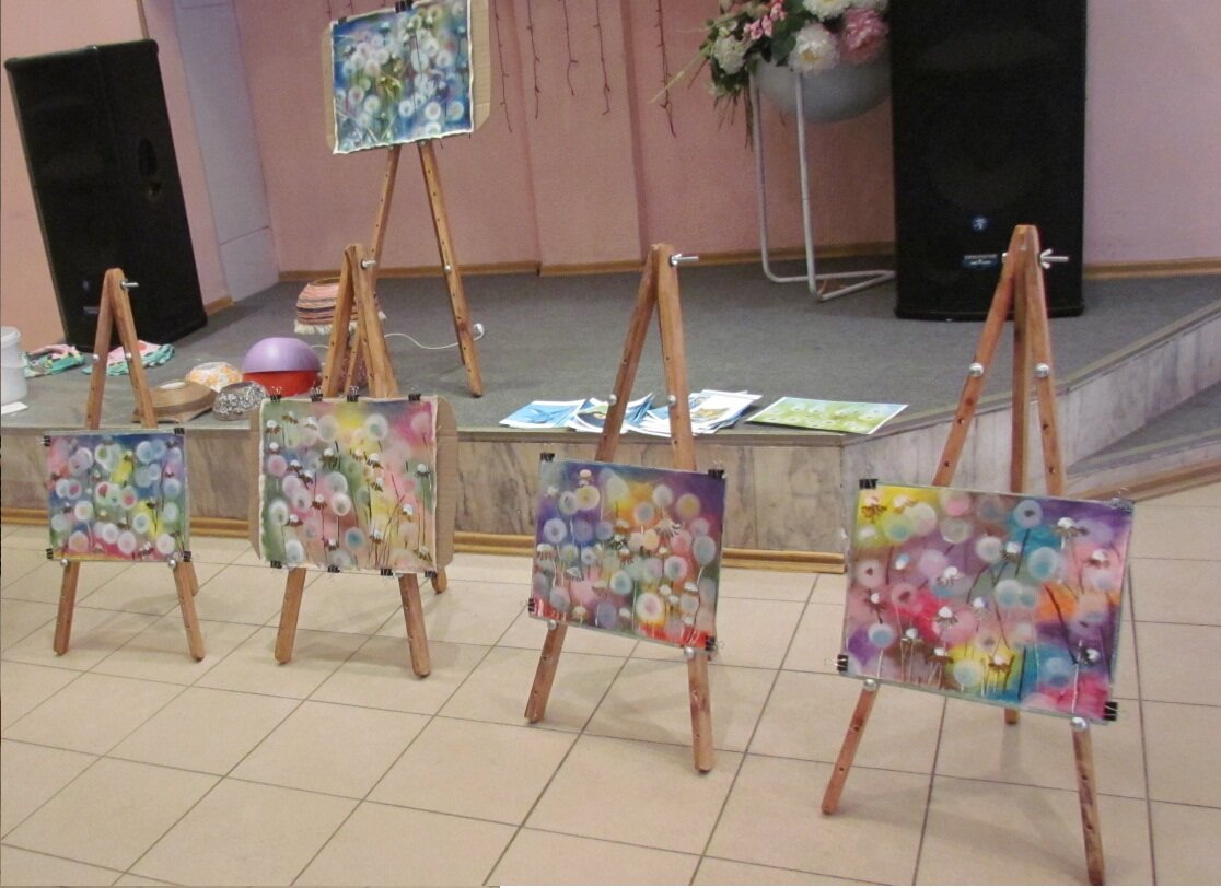 Написанные картины с одуванчиками.