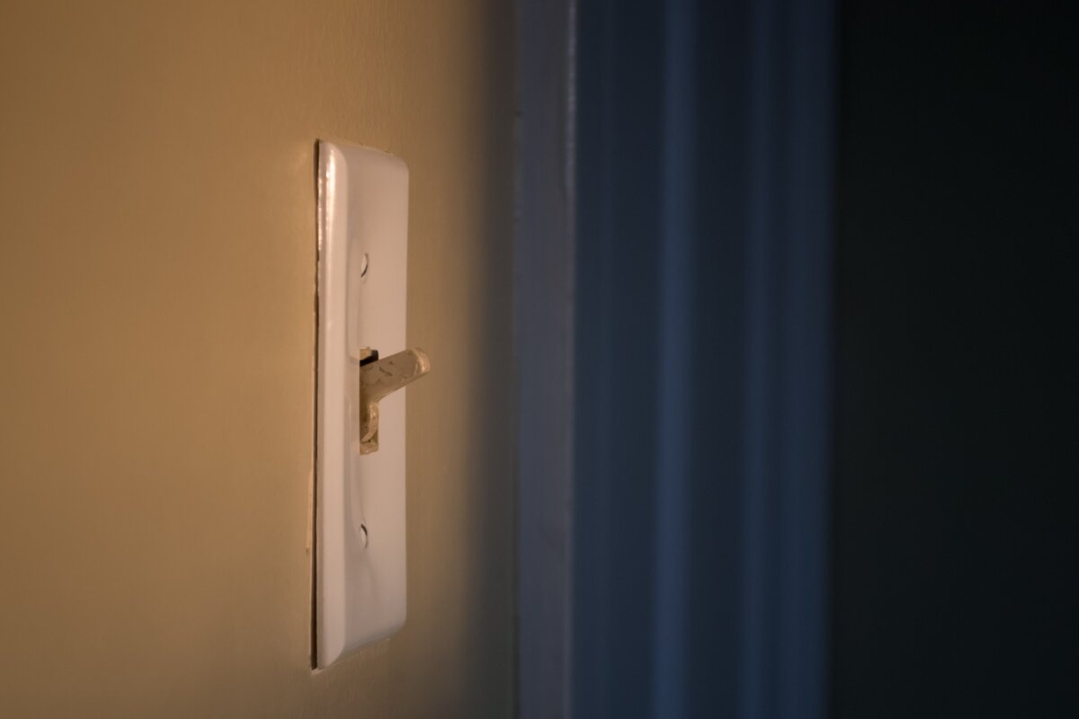 Выключатели могут быть умные. Источник фото: https://unsplash.com/