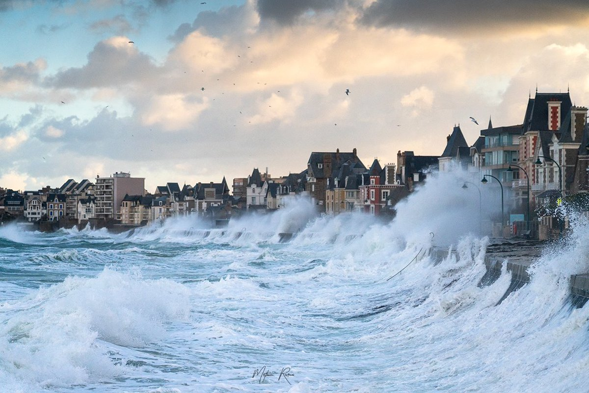 Мал сен. Saint malo Франция шторм. Сен мало. Сен мало приливы. Город сен-мало Франция приливы.