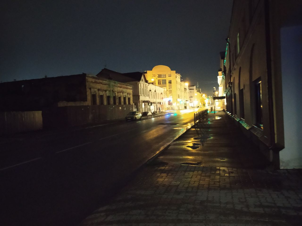 Улица у входа в отель. На часах примерно 22:00 по МСК. Не любят у нас астрономическое время. В Питере в это время еще светло. А в Петропавлоском-Камчатском нет, не полночь, 7 утра