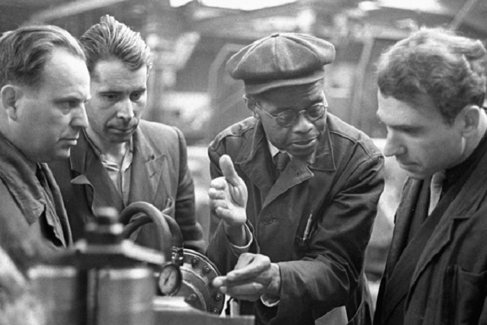 Роберт Робинсон за работой