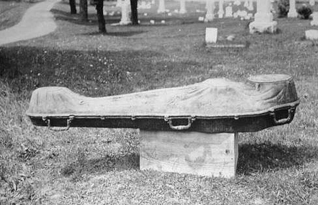 ✔️ТАЙНА ЖЕЛЕЗНОГО ГРОБА  Одна из маленьких церквей города Колумбия, что в Южной Каролине, хранит удивительную историю любви, оказавшуюся сильнее смерти. 
В полу крошечной кладовки, где церковные служащие держат мётлы, швабры и прочий хозяйственный инвентарь, есть дверь, ведущая в подземный ход. Идти по этому подземелью приходится зигзагами, обходя старые безымянные могилы. Все, кто здесь был похоронен, оказались забыты миром, все… за одним исключением. 
В дальнем углу находится большой металлический гроб необычной формы, который наполовину выступает из земли. 
В этом гробу находится тело Софии Катарины Нанс – самой красивой женщиной Колумбии, трагически погибшей в 1853 году. Убитый горем жених красавицы не мог смириться с мыслью, что больше никогда не увидит её лица. Поэтому он заказал этот герметичный металлический гроб со стеклянным окошком, чтобы иметь возможность навещать и видеть свою возлюбленную каждый день. 
Прошло много лет, и Софию тоже постепенно забыли, её могила оказалась засыпана, и её красота скрыта от мира. Однако всё же время от времени редкие посетители приходят сюда, петляют среди безымянных могил, чтобы взглянуть на женщину, обладавшую необычной красотой.