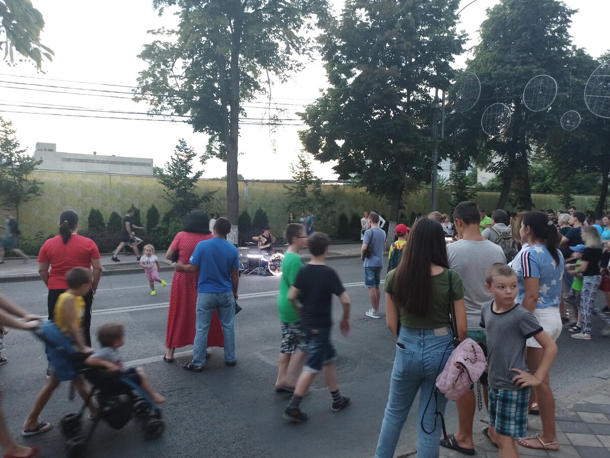 Ул.Красная, вечер воскресенья