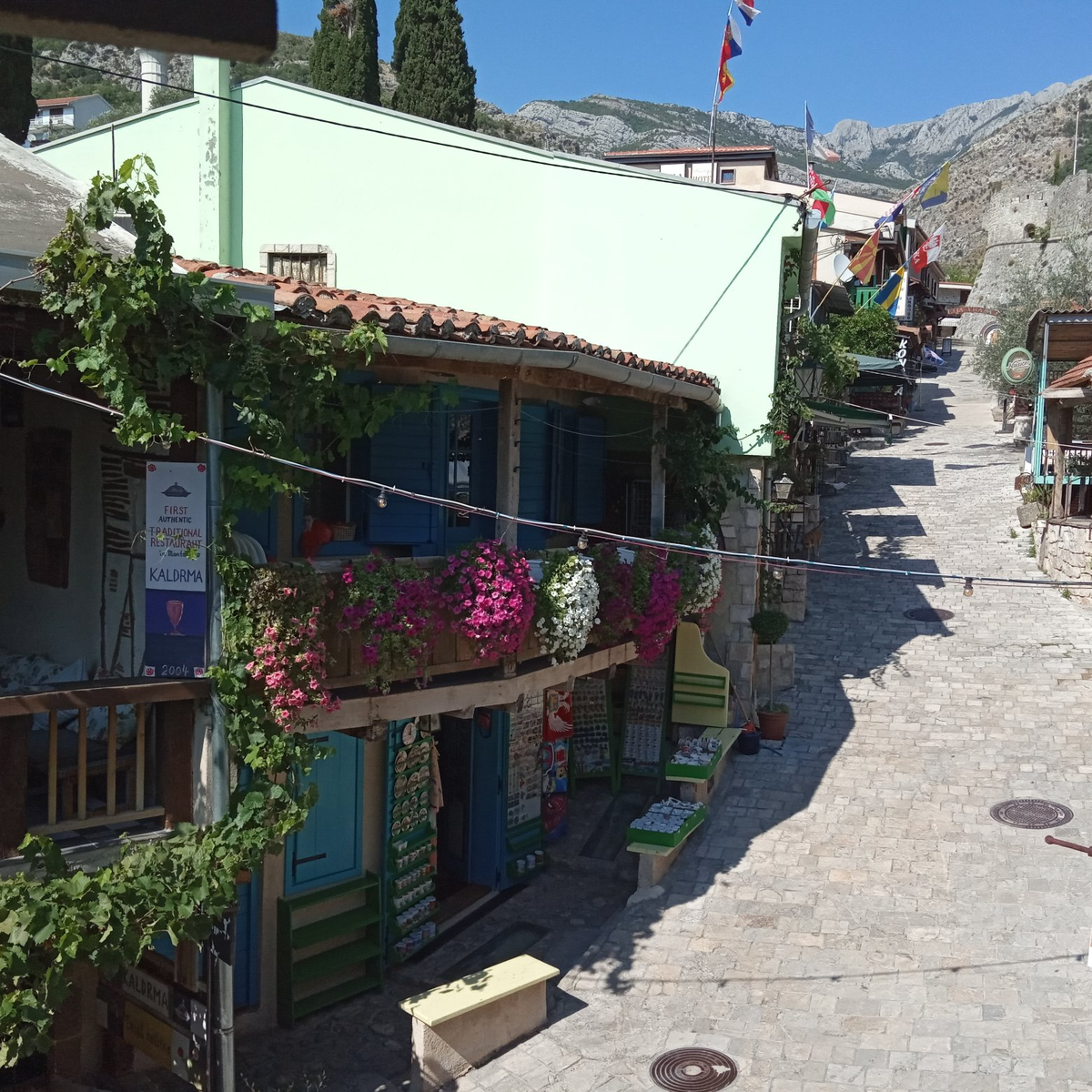 Дорога в Старый город по туристической улице с кафе и небольшими лавками